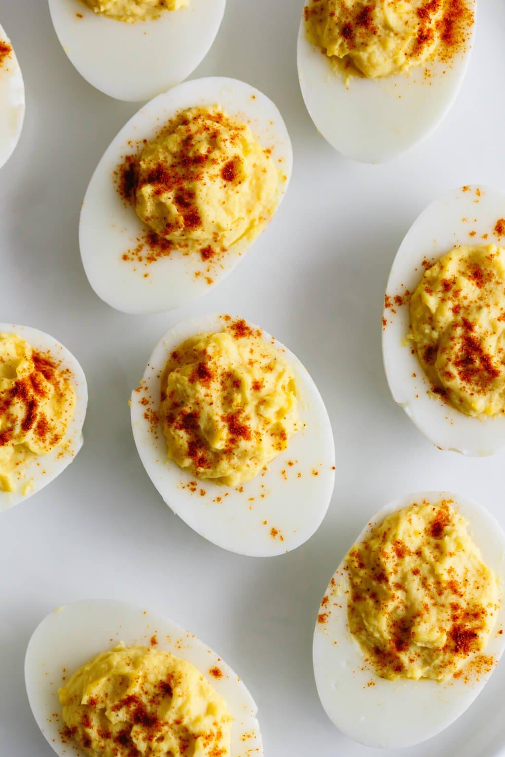 Über 30 festliche Rezepte zum 4. Juli 30 Deviled Eggs sind hartgekochte Eier, bei denen das Eigelb mit Mayonnaise, Senf, Essig, Salz und Pfeffer gemischt wird. Eine kleine Prise Paprika obenauf macht dies zum besten Rezept für Deviled Eggs.