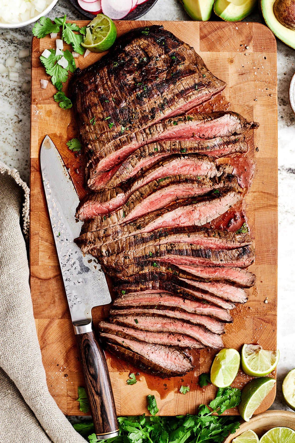 15+ einfache Grillrezepte für den Sommer 4 Geschnittene Carne Asada auf einem Schneidebrett