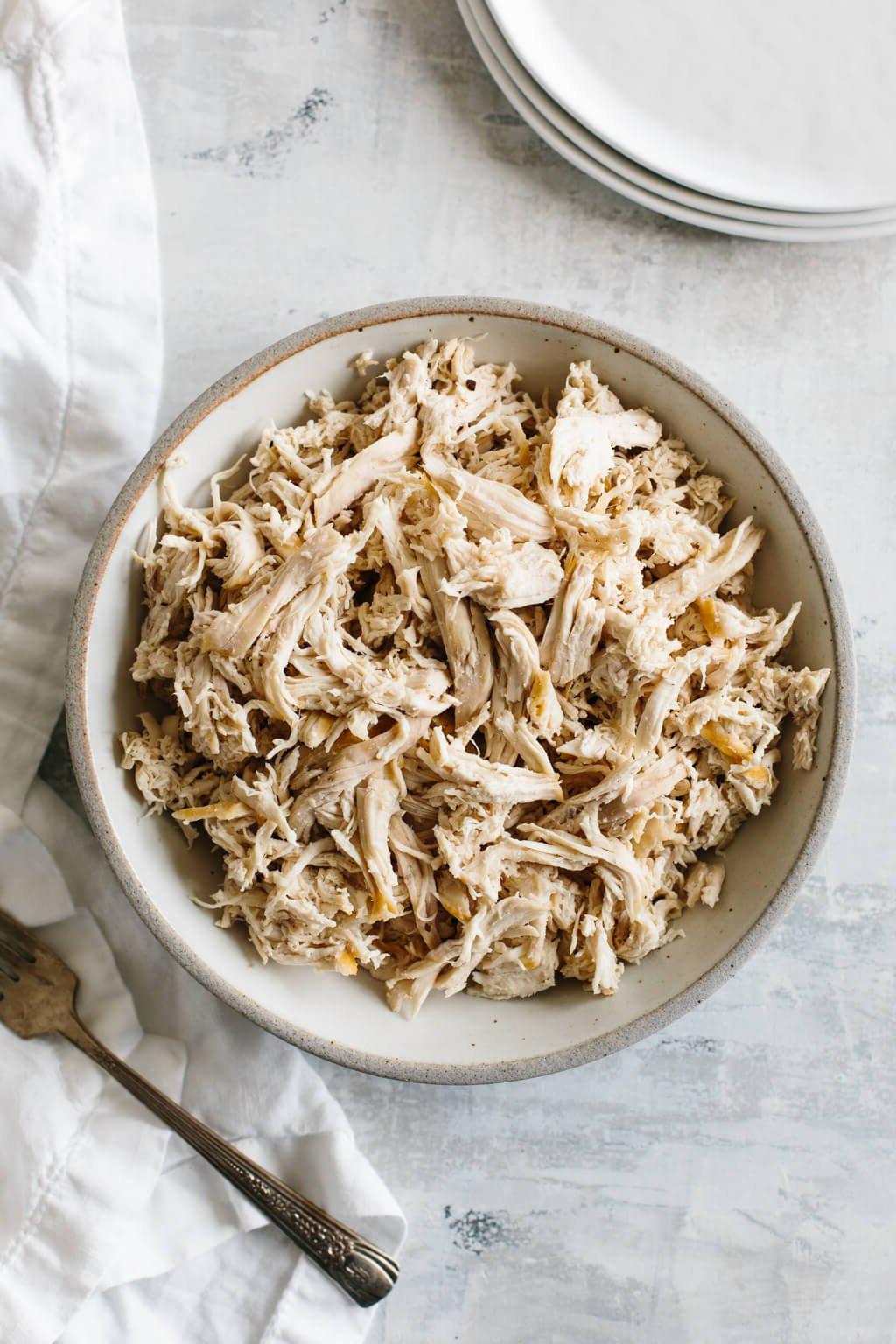 Einfache, schnelle und geschmackvolle Zubereitung von zerkleinertem Hähnchen. Die beste Methode, um Shredded Chicken herzustellen.