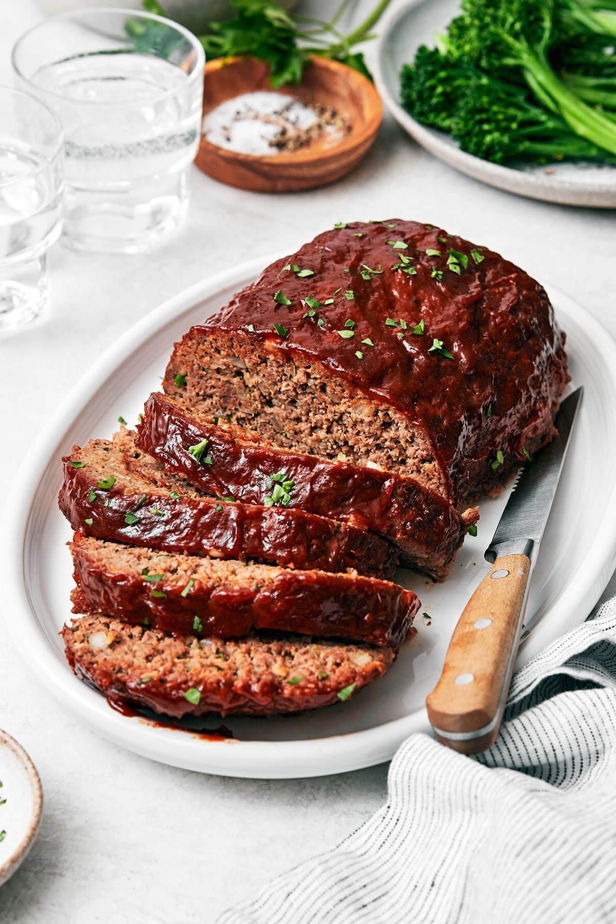 Top 10 Rezepte 2024 4 Geschnittener Hackbraten auf einer Platte.
