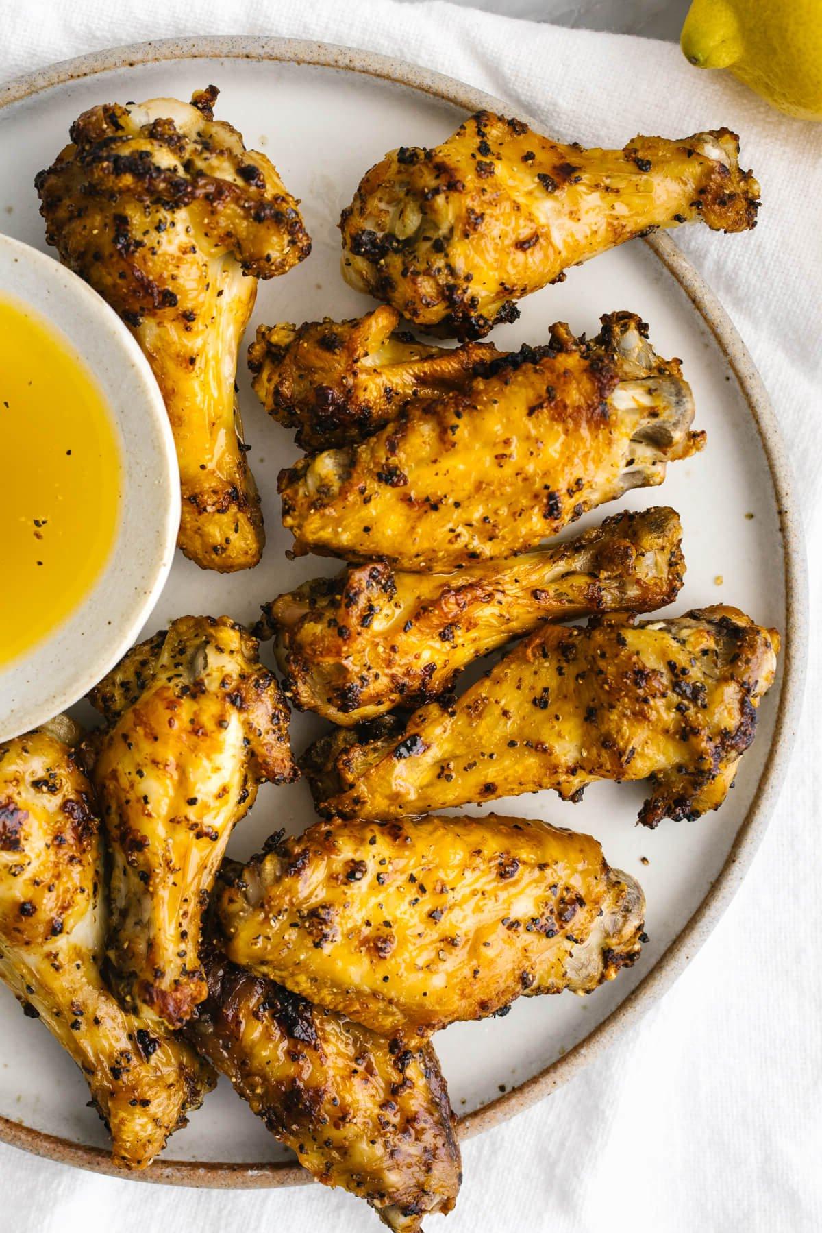 Einfache Heißluftfritteusen-Rezepte zum Immer-wieder-Zubereiten 4 Lemon pepper air fryer chicken wings on a plate.