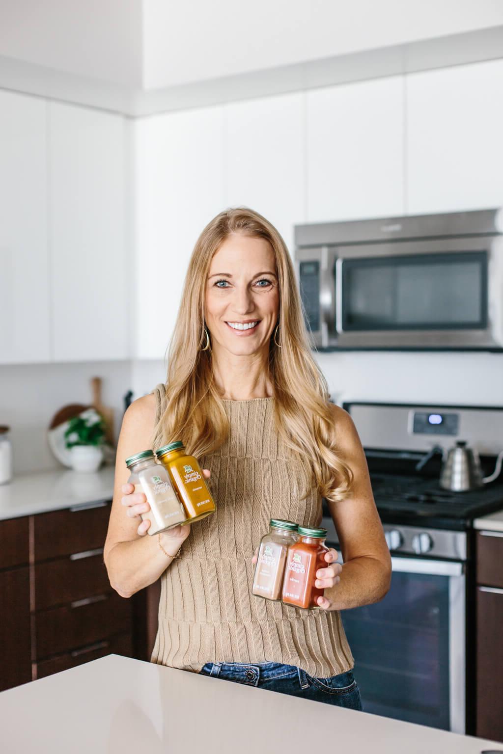Eine offene Gewürzschublade, die eine Vielzahl von Simply Organic Gewürzgläsern in alphabetischer Ordnung auf gestuften Holzeinsätzen zeigt, was maximale Sichtbarkeit und einfachen Zugriff auf die Aromen garantiert. #Gewürzorganisation #Gewürzaufbewahrung #Kochtipps