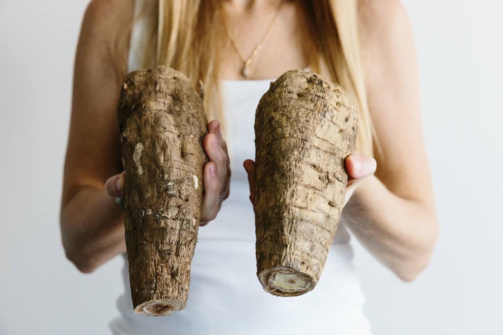 Pfeilwurzelpulver ist ein vielseitiges Verdickungsmittel und wird häufig in der glutenfreien und Paleo-Küche verwendet. Beachten Sie die richtige Anwendung, um beste Ergebnisse zu erzielen.