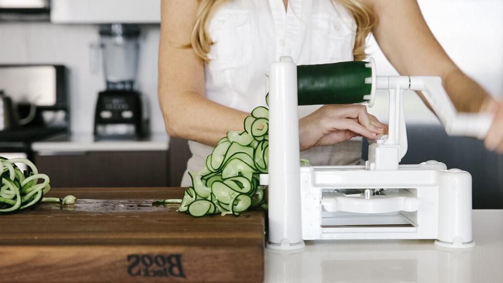 Der Spiralizer ist eines meiner Lieblingsküchengeräte. Hier sind meine bevorzugten Gemüsesorten zum Spiralisieren, Spiralizer-Tipps und Rezepte. Lernen Sie, wie man Gurke spiralisiert.