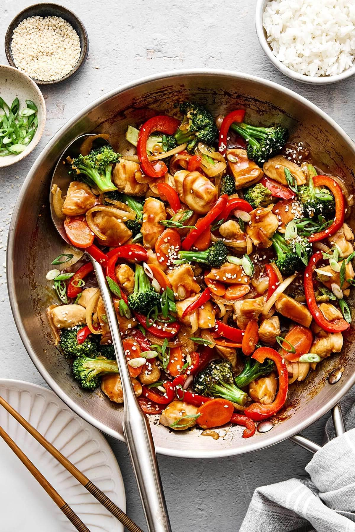 50+ Beste Einfache Abendessen Ideen 4 Eine Pfanne mit Hähnchen-Wok-Pfanne.
