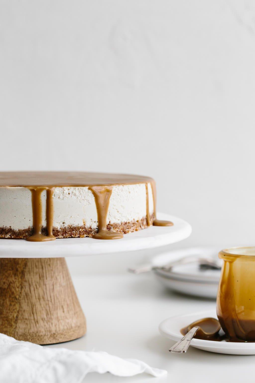 Dieses glutenfreie vegane Karamell-Käsekuchen-Rezept ist mit der unglaublichsten gesalzenen Karamellsauce beträufelt. Der vegane Käsekuchen wird einfach aus über Nacht eingeweichten Cashewkernen hergestellt und ist super cremig und dekadent.