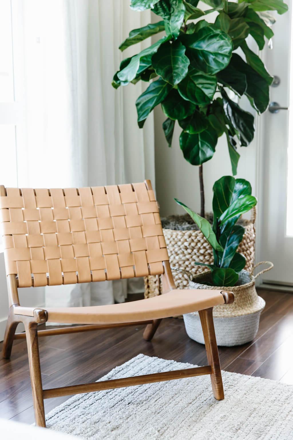 Tour durch mein modernes, minimalistisches Wohnzimmer. Mein Einrichtungsstil ist eine Mischung aus Minimalismus, Mid-Century Modern, Skandinavien und SoCal-Flair. Helle, offene Raumgestaltung mit warmen Holzakzenten und stilvollen Details.