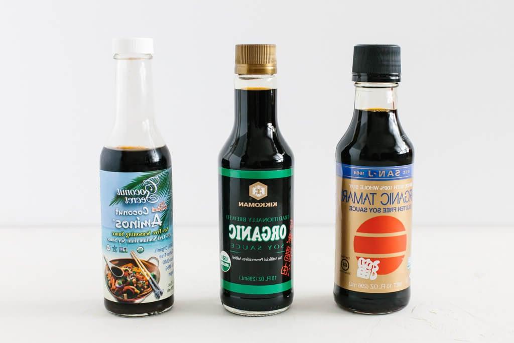 Tamari gegen Sojasauce gegen Kokosaminos 4 Tamari ist eine hervorragende glutenfreie Sojasaucen-Alternative. Aber was ist Tamari? Und wie unterscheidet es sich von Sojasauce und Kokosnuss-Aminos? Ich erkläre es Ihnen.