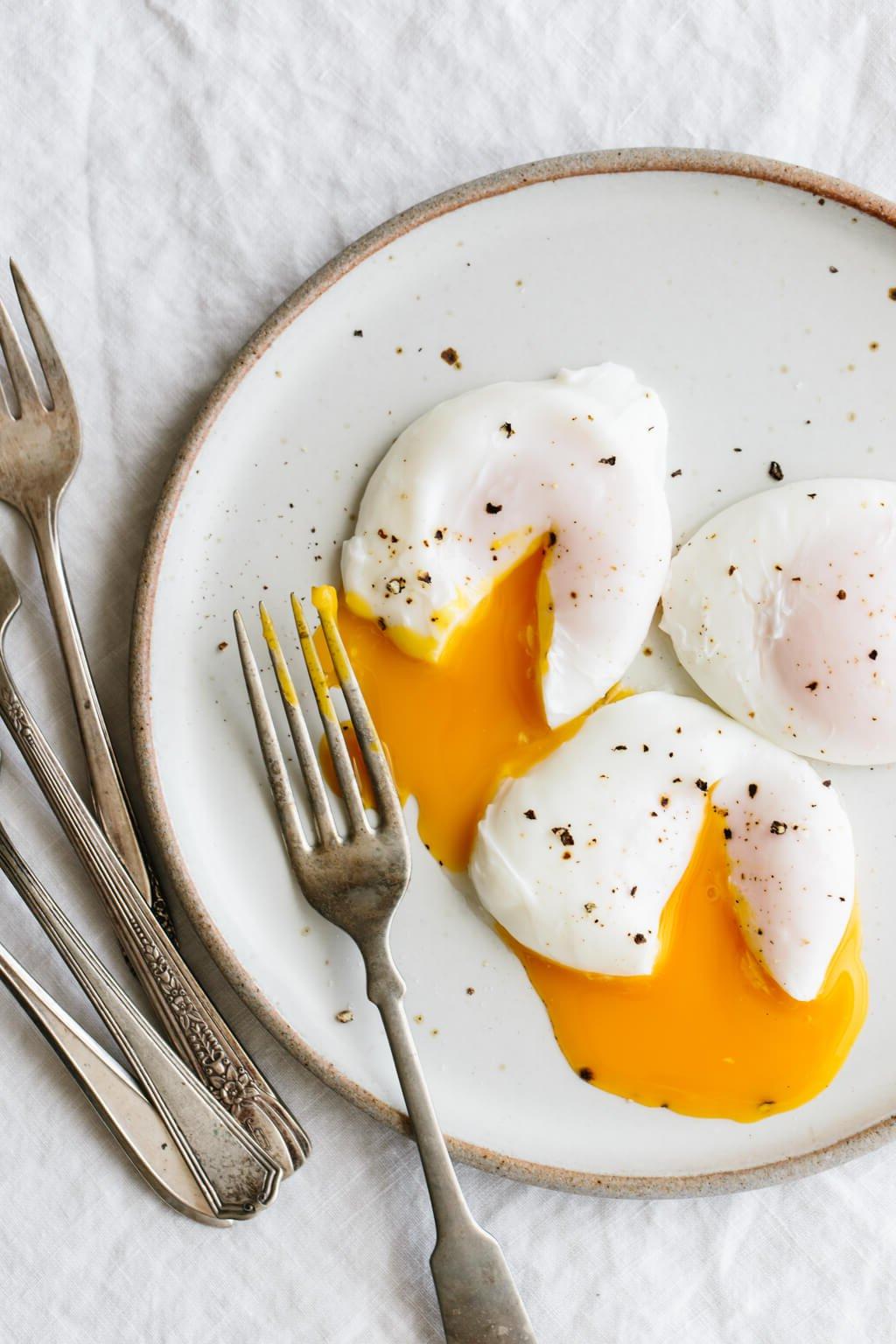 Pochierte Eier sind das perfekte gesunde Frühstücksrezept, das Eleganz und Nährwert vereint. Hier erfahren Sie, wie man ein Ei jedes Mal perfekt pochiert, mit einem seidigen Eiweiß und einem flüssigen Eigelb, ideal für Avocado-Toast oder Benedict-Variationen.