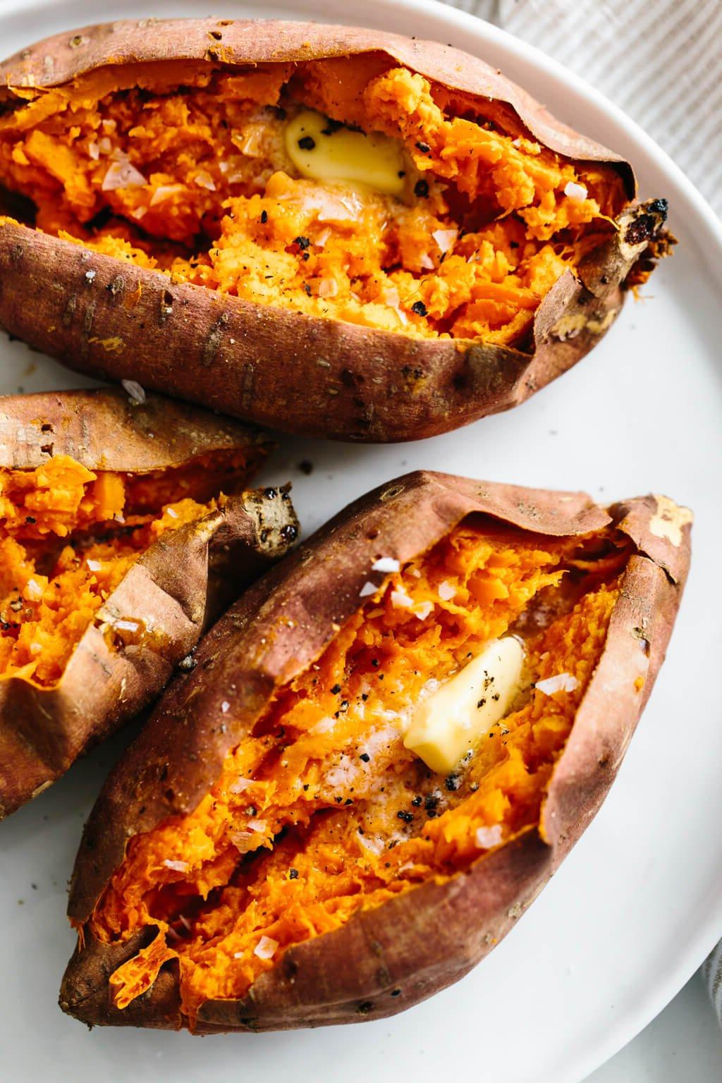 Über 15 Süßkartoffel-Rezepte zum Verlieben 4 Gebackene Süßkartoffel als gesunde Beilage oder Hauptgericht. Lernen Sie, wie man Süßkartoffeln perfekt im Ofen backt.