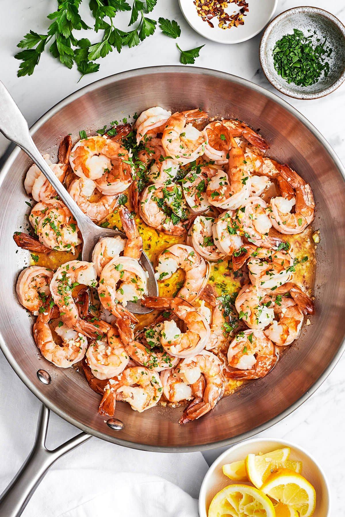 Die 60+ besten Mittelmeer-Diät-Rezepte 4 Garnelen Scampi in einer großen Pfanne mit einem Löffel