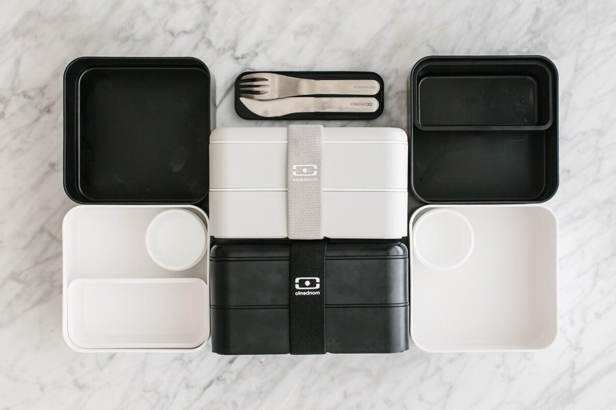 Schwarz-weiße Bento-Box-Behälter auf einer Küchentheke.