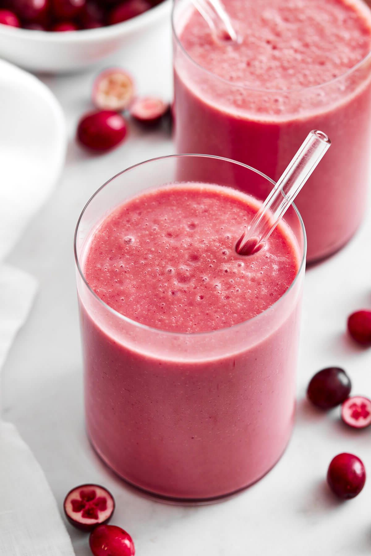 Leckere Ideen zur Verwendung von Preiselbeersaucen-Resten 4 Ein Glas Preiselbeer-Smoothie mit Strohhalm