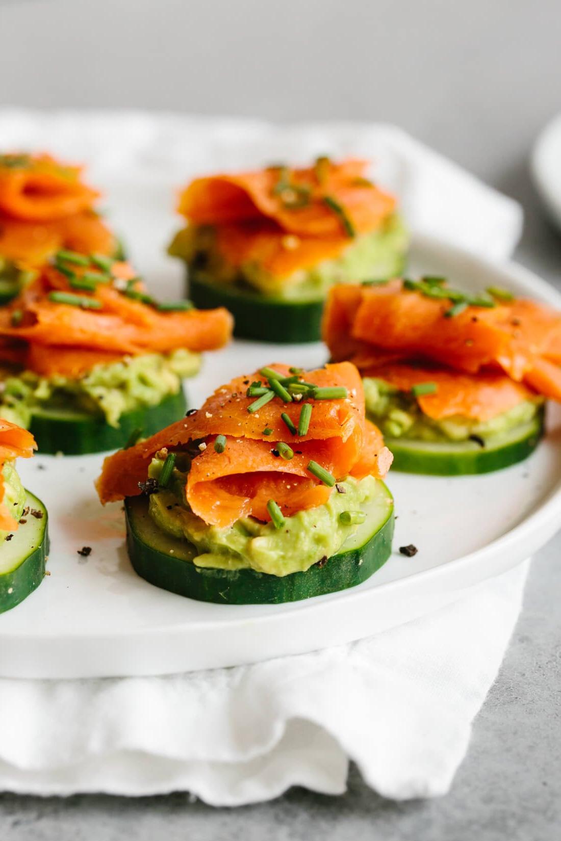 Die 60+ besten Mittelmeer-Diät-Rezepte 31 Diese Häppchen aus geräuchertem Lachs, Avocado und Gurke sind das perfekte gesunde Vorspeisenrezept.