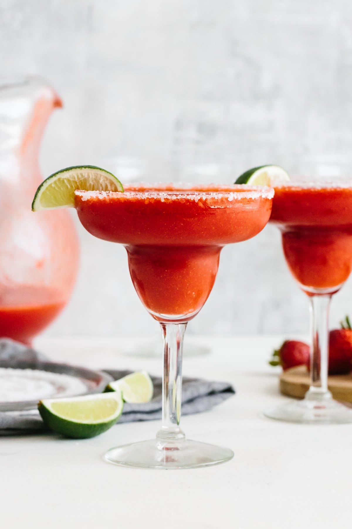 Über 30 festliche Rezepte zum 4. Juli 31 Erdbeer-Margarita in einem Glas.