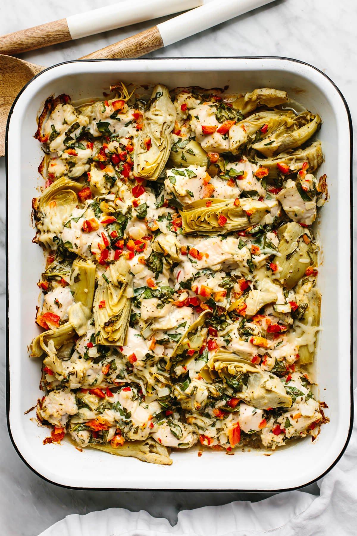 Über 50 einfache Whole30 Abendessen-Rezepte 32 Spinat-Artischocken-Hähnchen-Auflauf in einer Auflaufform