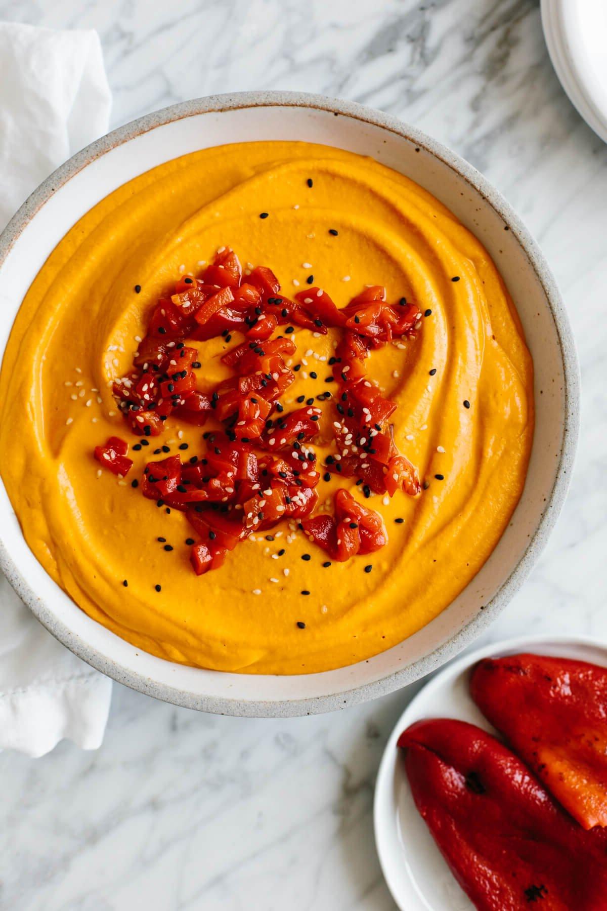 Die 60+ besten Mittelmeer-Diät-Rezepte 32 Eine Schüssel gerösteter roter Paprika-Hummus.