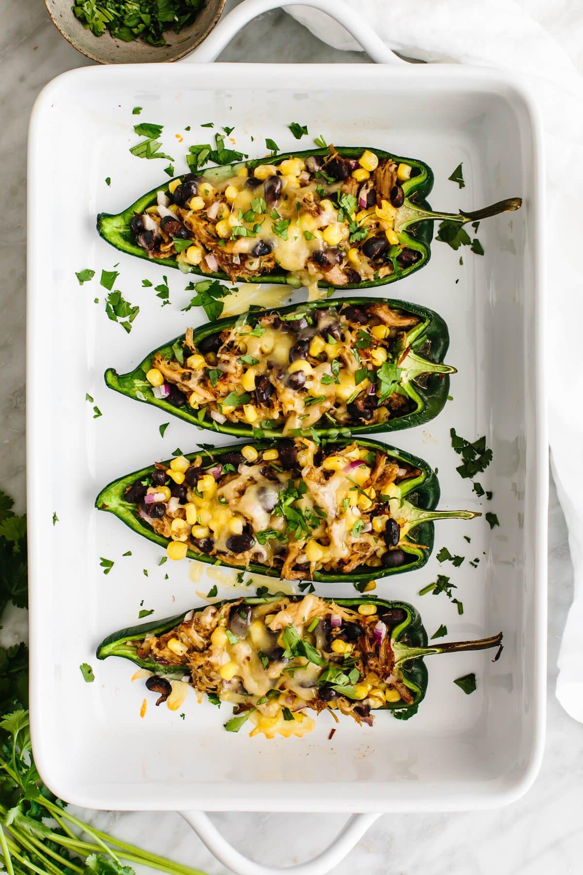 30+ Mexikanische Rezepte – Perfekt für den Cinco de Mayo 33 Carnitas gefüllte Poblano Paprika in einer Auflaufform.
