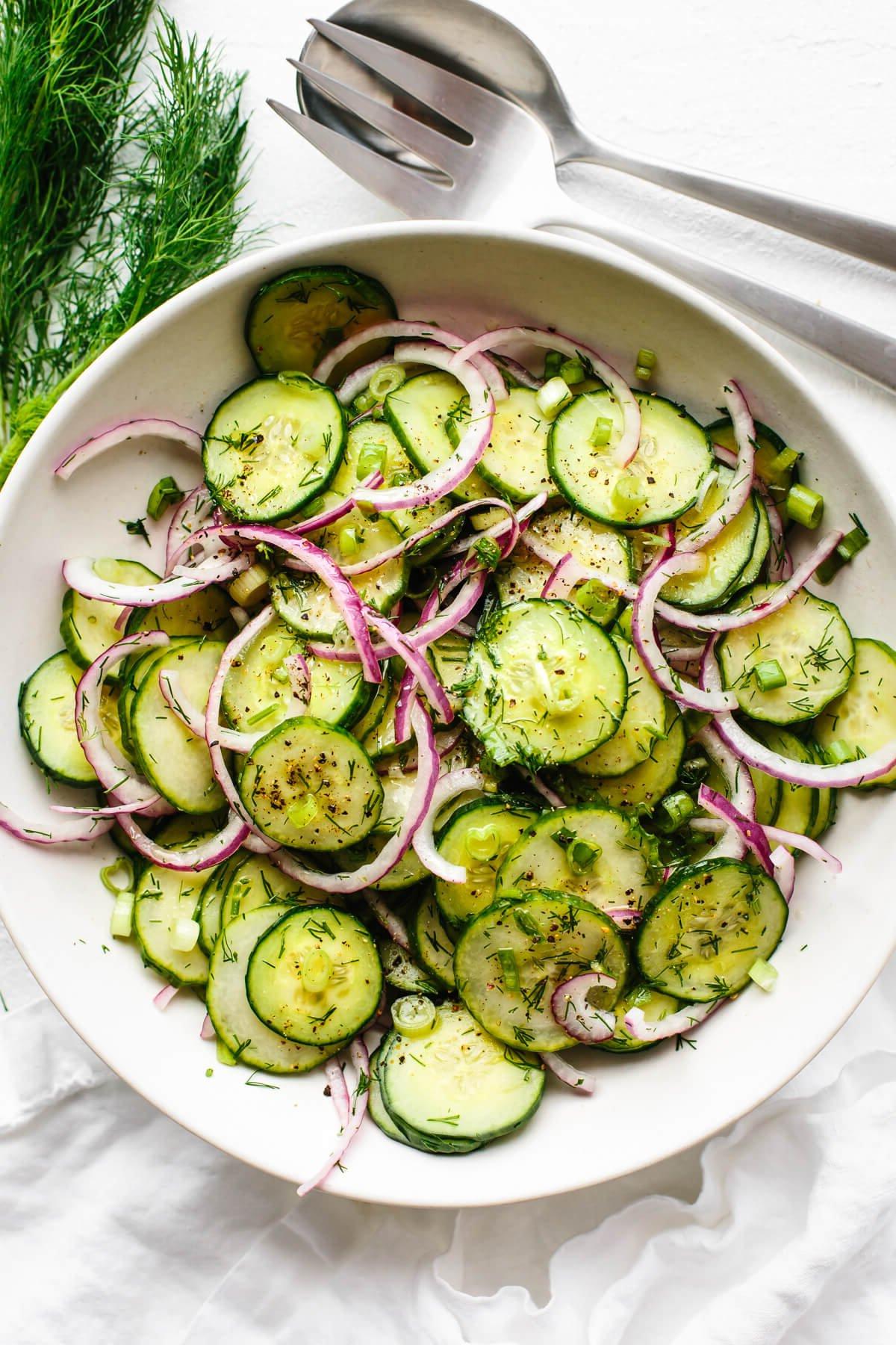 Die 60+ besten Mittelmeer-Diät-Rezepte 33 Gurkensalat in einer großen weißen Schüssel