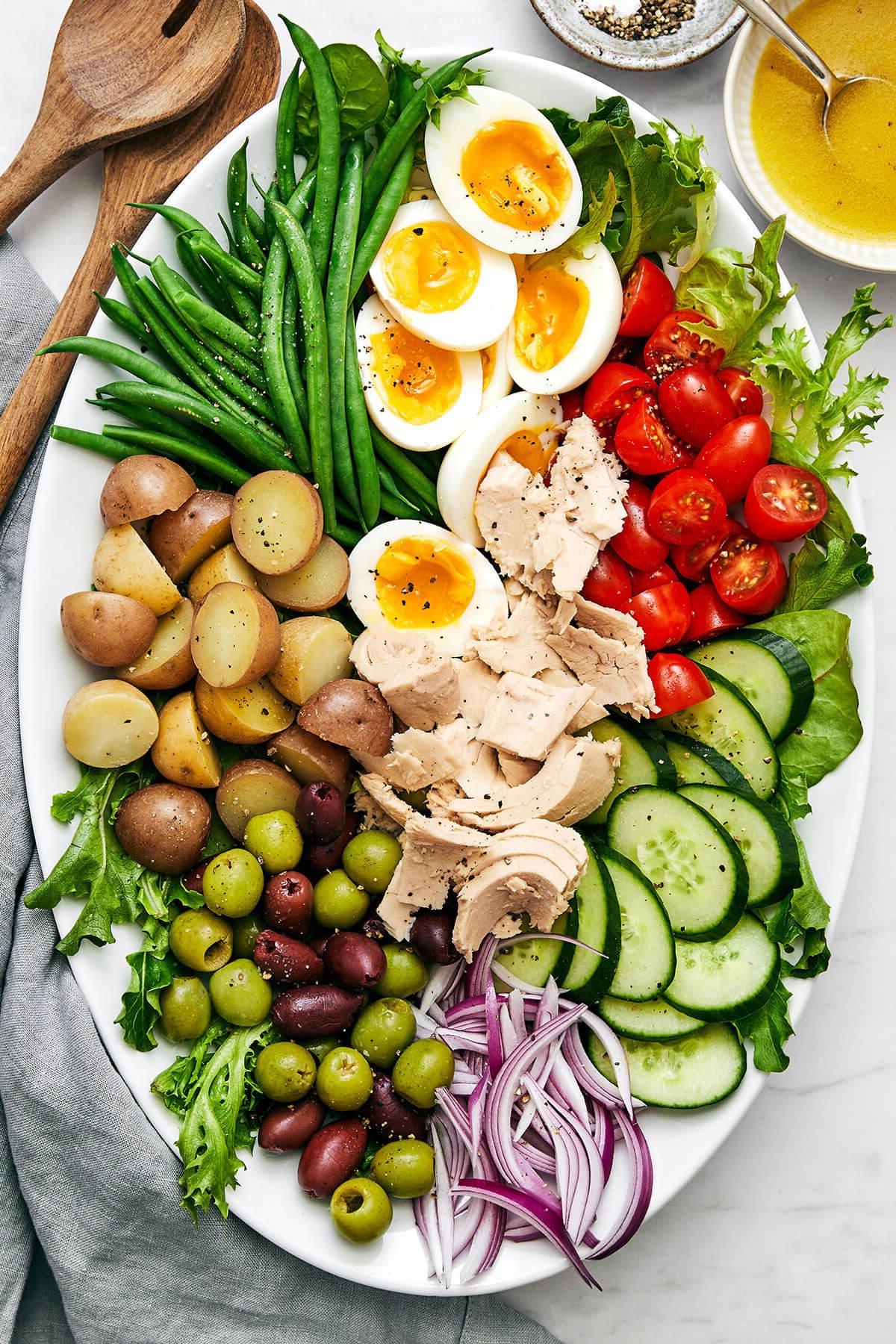Die 60+ besten Mittelmeer-Diät-Rezepte 34 Eine große Platte mit Nicoise-Salat