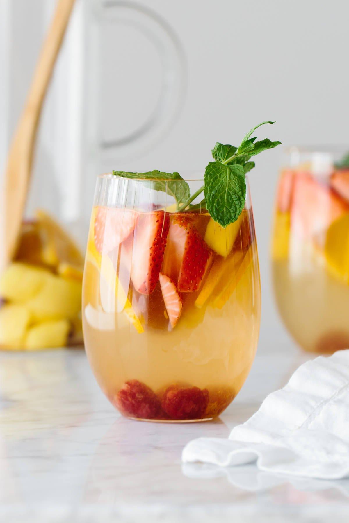Über 30 festliche Rezepte zum 4. Juli 34 Ein Glas weiße Sangria
