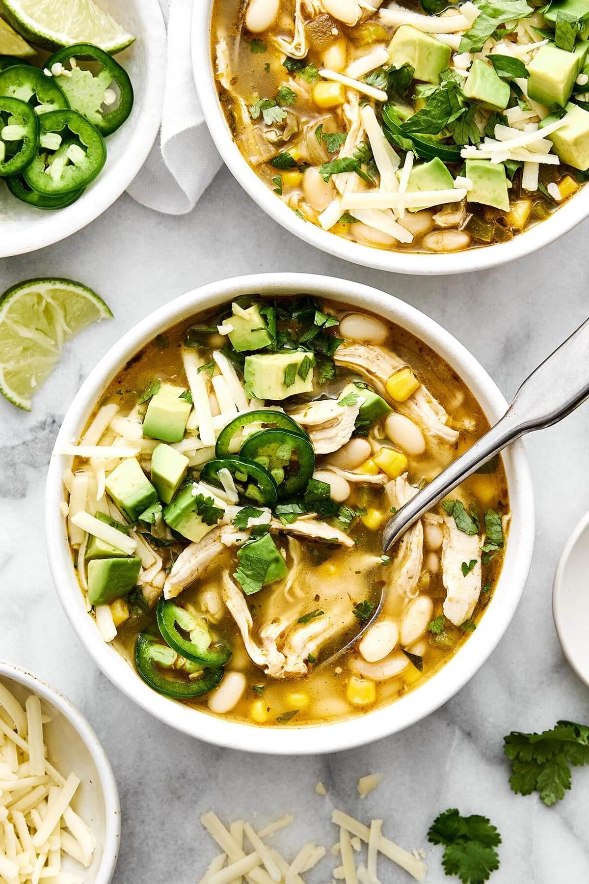 50+ Beste Einfache Abendessen Ideen 34 Schüsseln mit weißem Hähnchen-Chili.