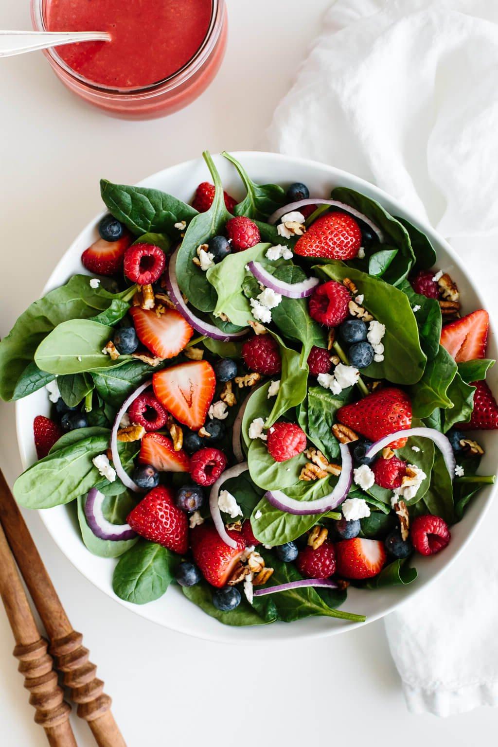 Über 40 Osterrezepte: Frisch, klassisch und einfach 34 Beeren-Spinat-Salat in einer großen Schüssel.