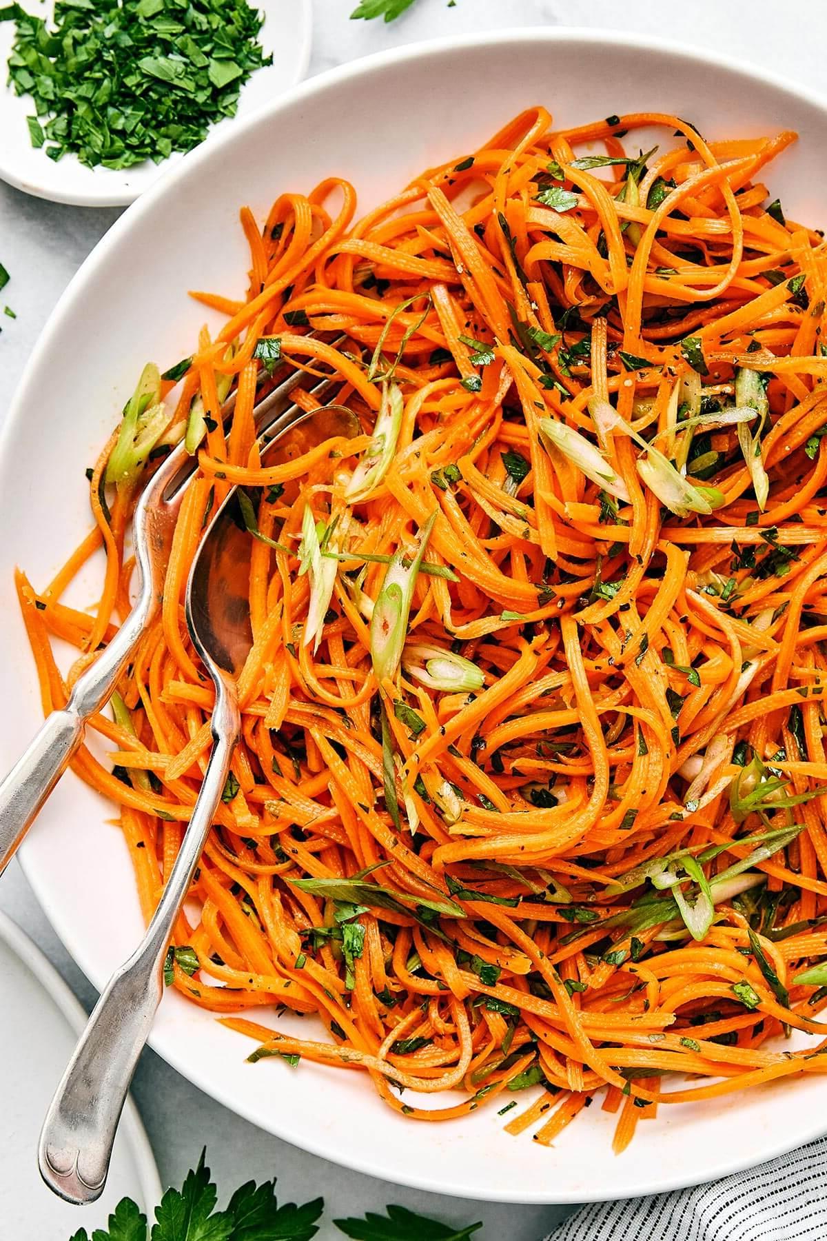 Die 60+ besten Mittelmeer-Diät-Rezepte 35 Eine Schüssel französischer Karottensalat.