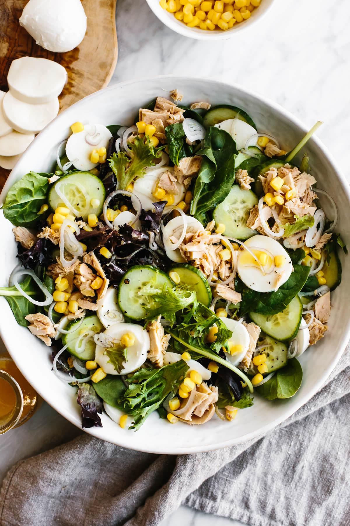 Die 60+ besten Mittelmeer-Diät-Rezepte 36 Thunfisch-, Gurken-, Mozzarella-Salat in einer Schüssel
