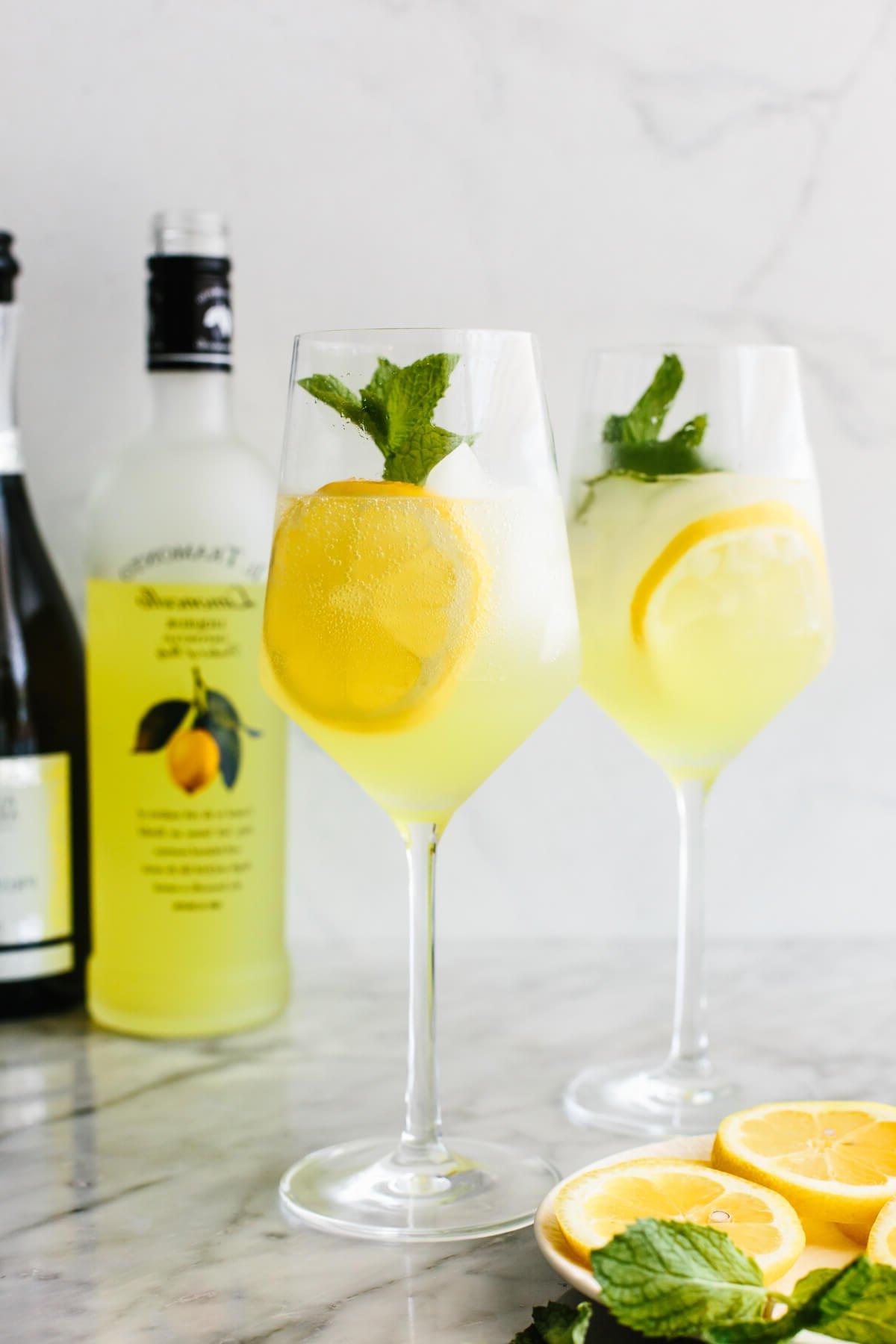 Über 30 festliche Rezepte zum 4. Juli 36 Limoncello Spritz in zwei Gläsern