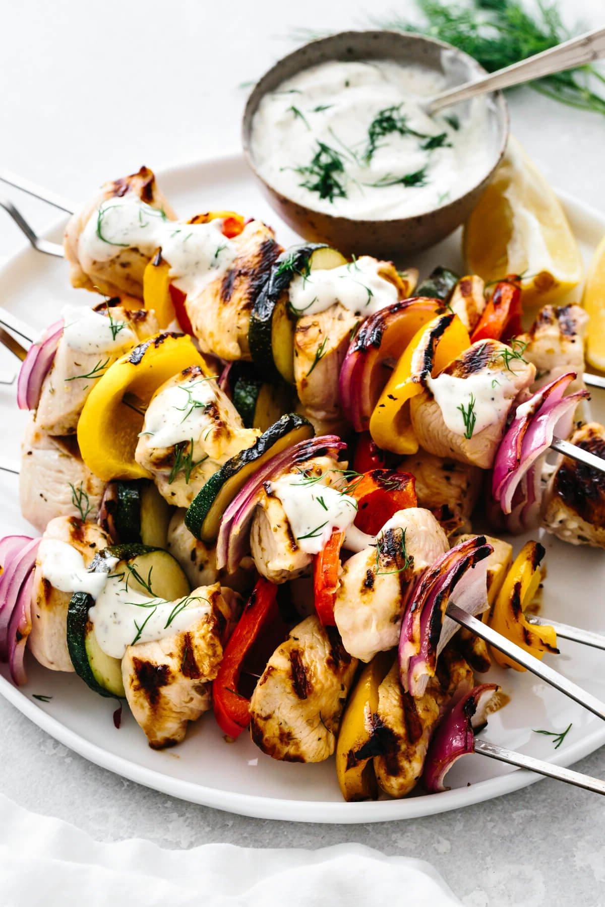 50+ Beste Einfache Abendessen Ideen 36 Spieße von griechischen Hähnchen-Kabobs mit einer Schüssel Tzatziki.