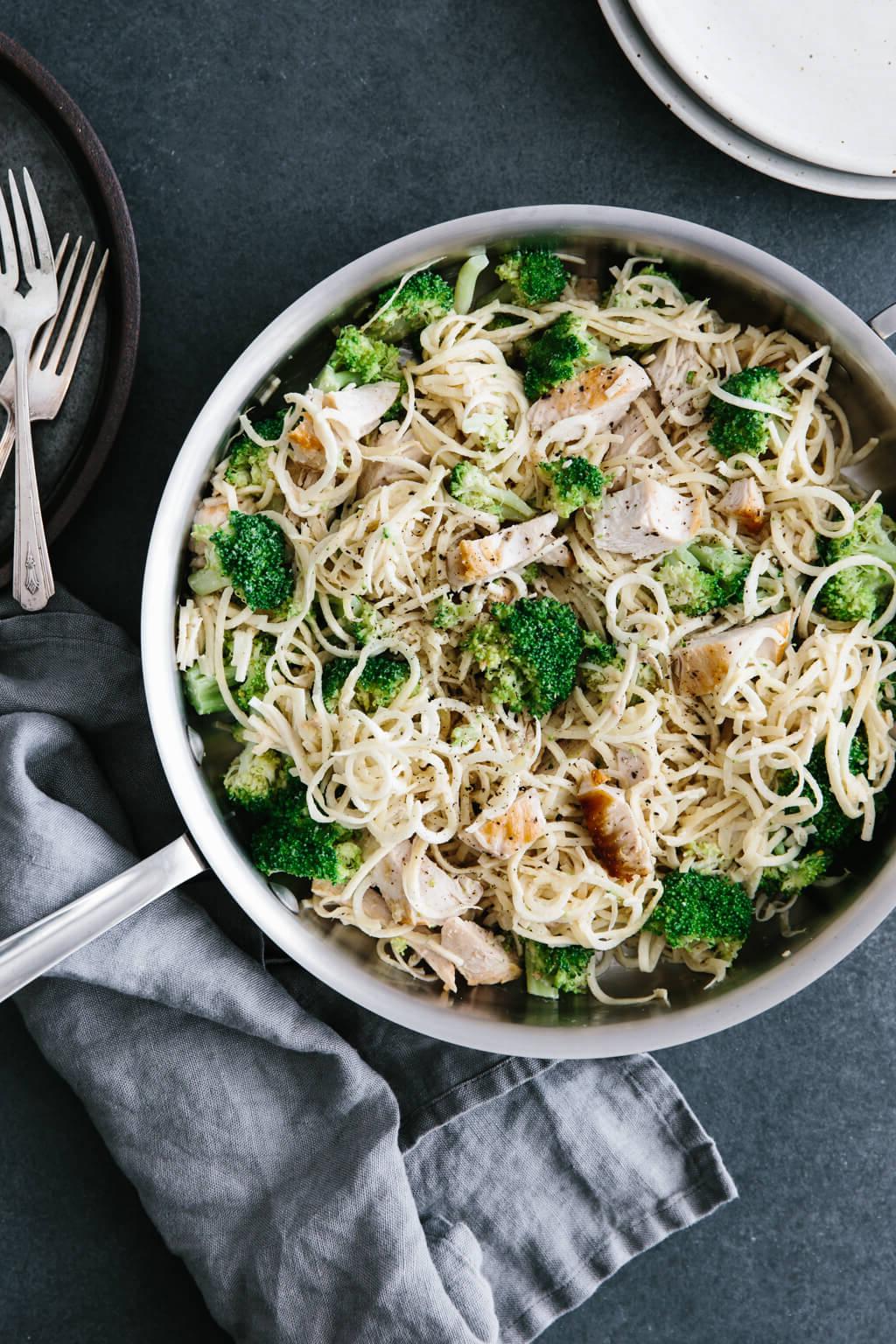 Über 50 einfache Whole30 Abendessen-Rezepte 36 (glutenfrei, milchfrei, paleo) Dieser Pastinaken-Nudel-Hähnchen-Alfredo ist 100% glutenfrei und milchfrei. Es ist eine gesündere Variante des klassischen Hähnchen-Alfredo, die absolut köstlich ist.