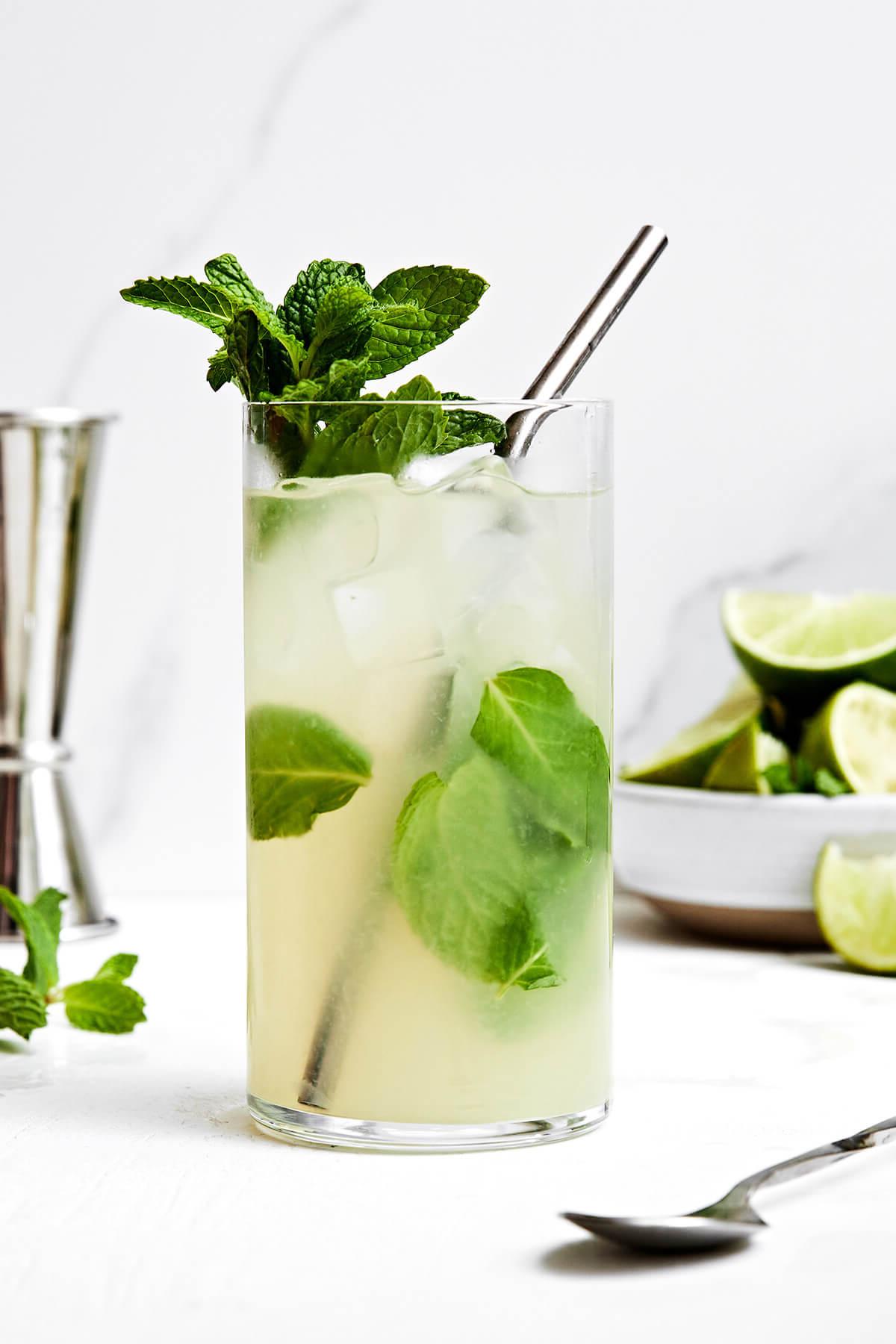 Über 30 festliche Rezepte zum 4. Juli 37 Minz-Mojito in einem Glas.
