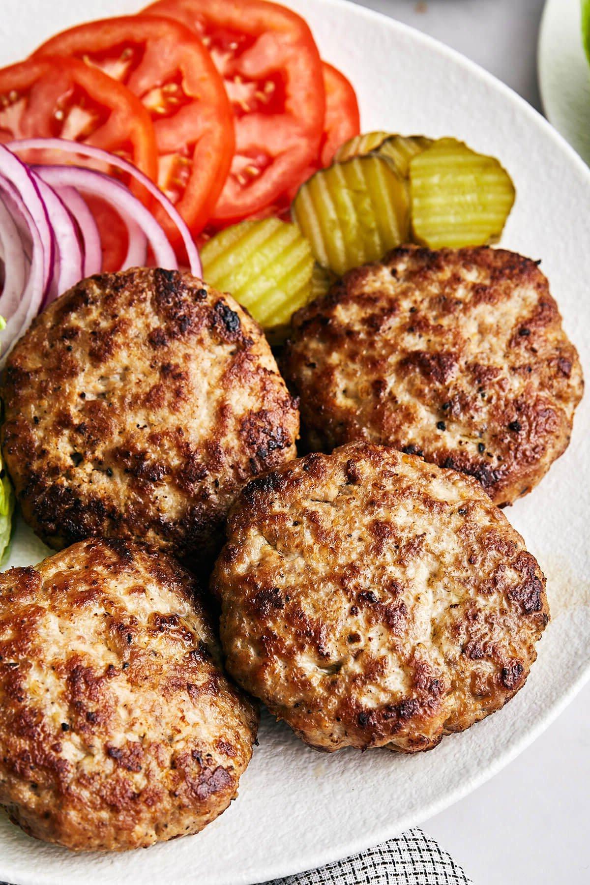 Über 50 einfache Whole30 Abendessen-Rezepte 38 Ein Teller mit Truthahn-Burgern