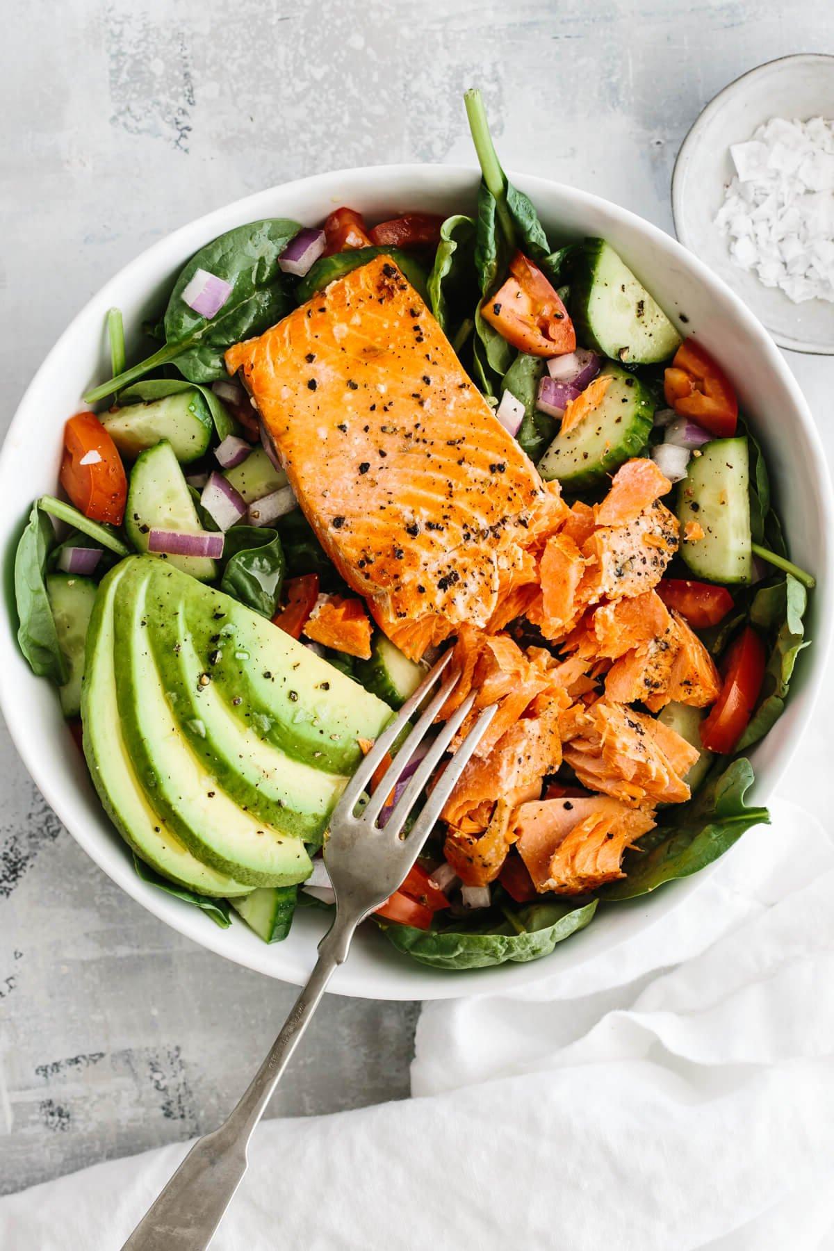 Die 60+ besten Mittelmeer-Diät-Rezepte 38 Lachsfilet auf Salat mit Avocadoscheiben.