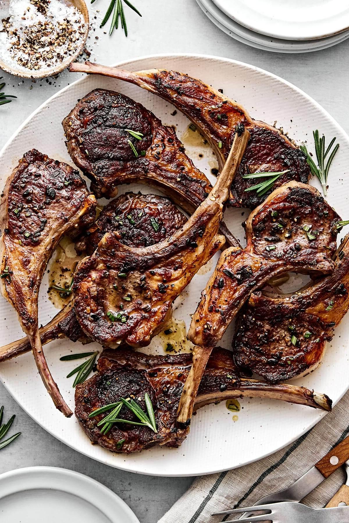 Über 40 Osterrezepte: Frisch, klassisch und einfach 38 Ein Teller mit Rosmarin-Lammkoteletts für festliche Abendessen wie Ostern oder sommerliche Grillabende.