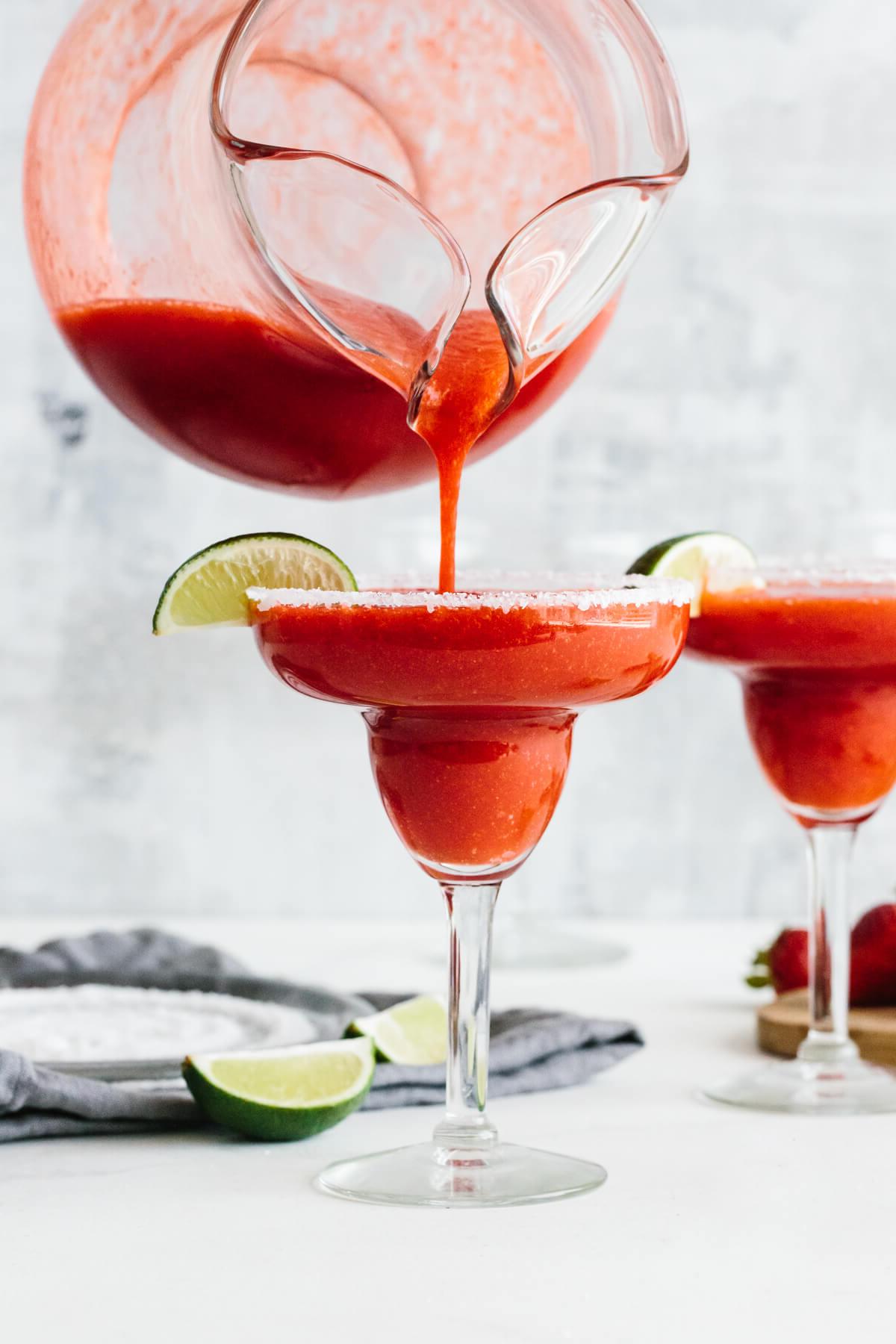 30+ Mexikanische Rezepte – Perfekt für den Cinco de Mayo 38 Erdbeer-Margarita in ein Glas gießen.