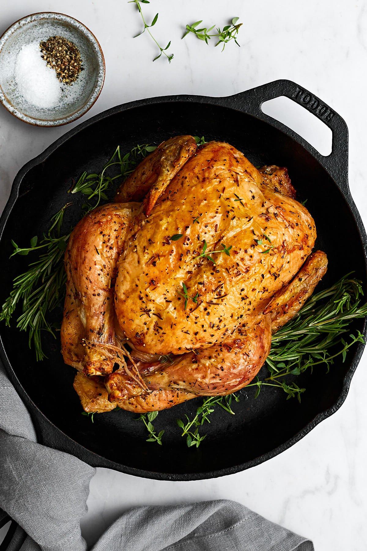 Über 40 Osterrezepte: Frisch, klassisch und einfach 39 Ganzes Brathähnchen in einer Pfanne