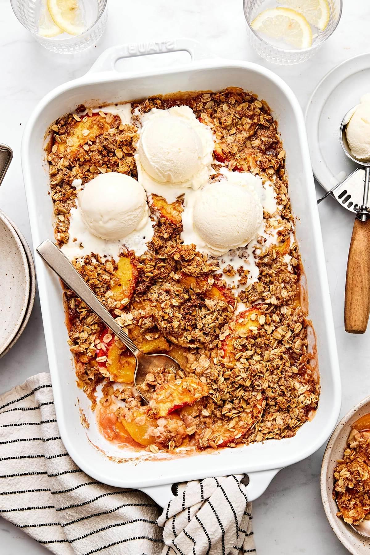 Über 30 festliche Rezepte zum 4. Juli 39 Eine Auflaufform mit Pfirsich-Crumble.