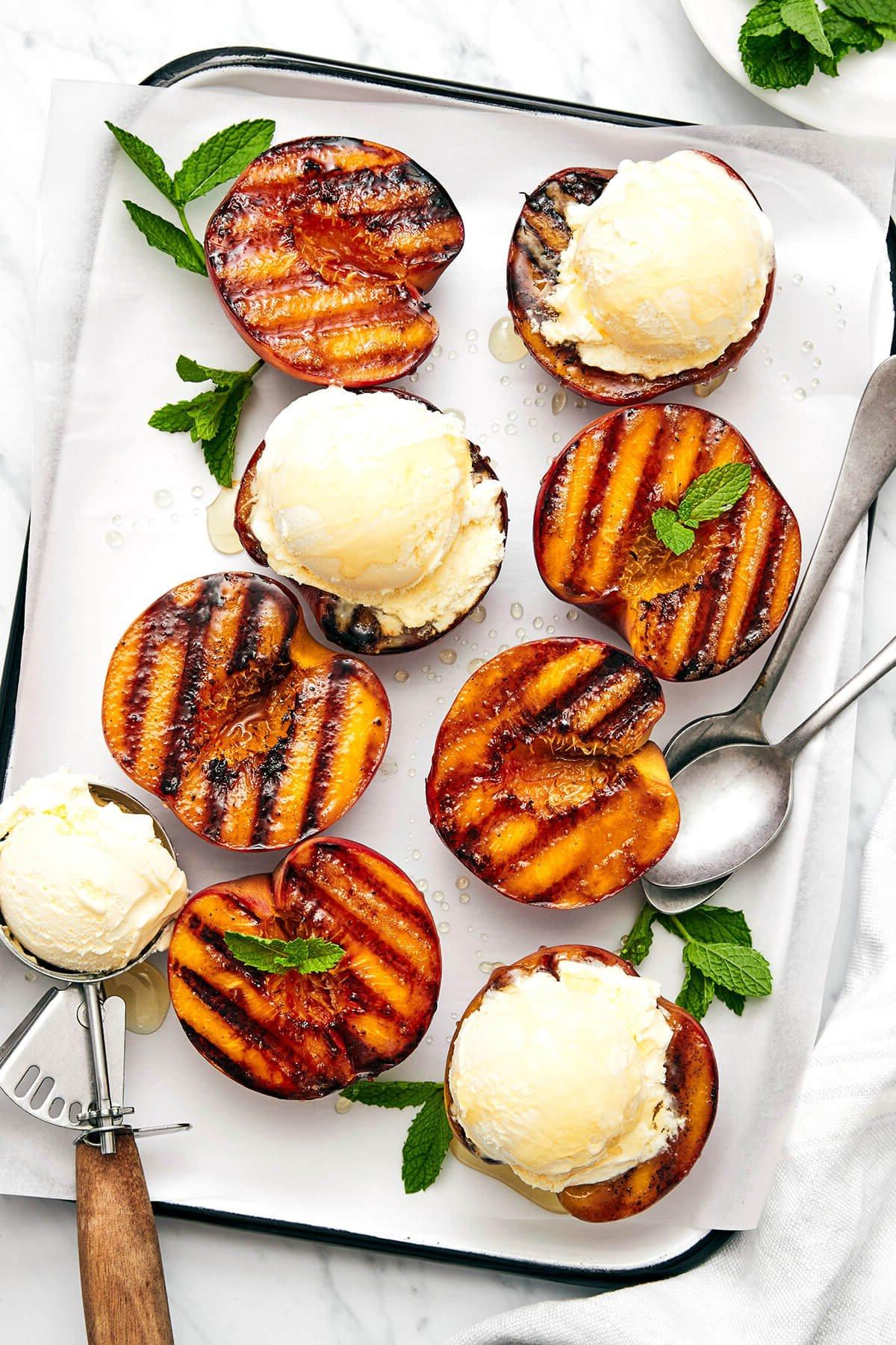 Über 30 festliche Rezepte zum 4. Juli 40 Gegrillte Pfirsiche mit Eis