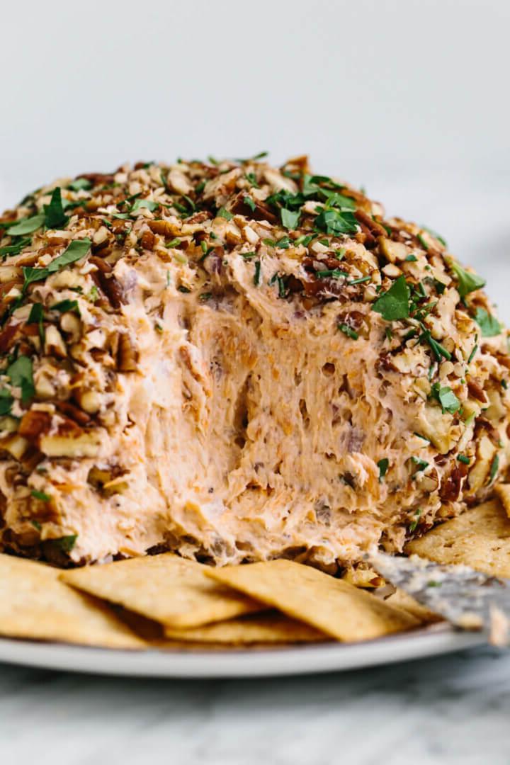 Thanksgiving Menü und Rezepte 3 Räucherlachs-Käseball mit Crackern.