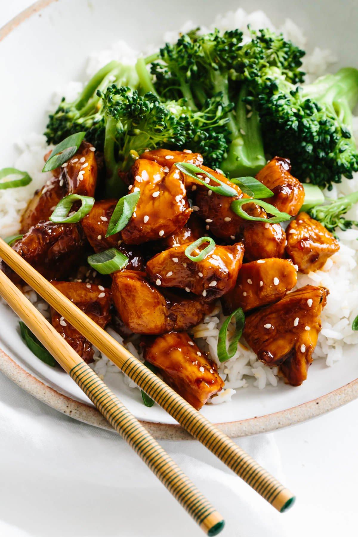 10+ Beste Hähnchenschenkel-Rezepte 5 Teriyaki-Hähnchenrezept serviert mit Reis und Brokkoli.