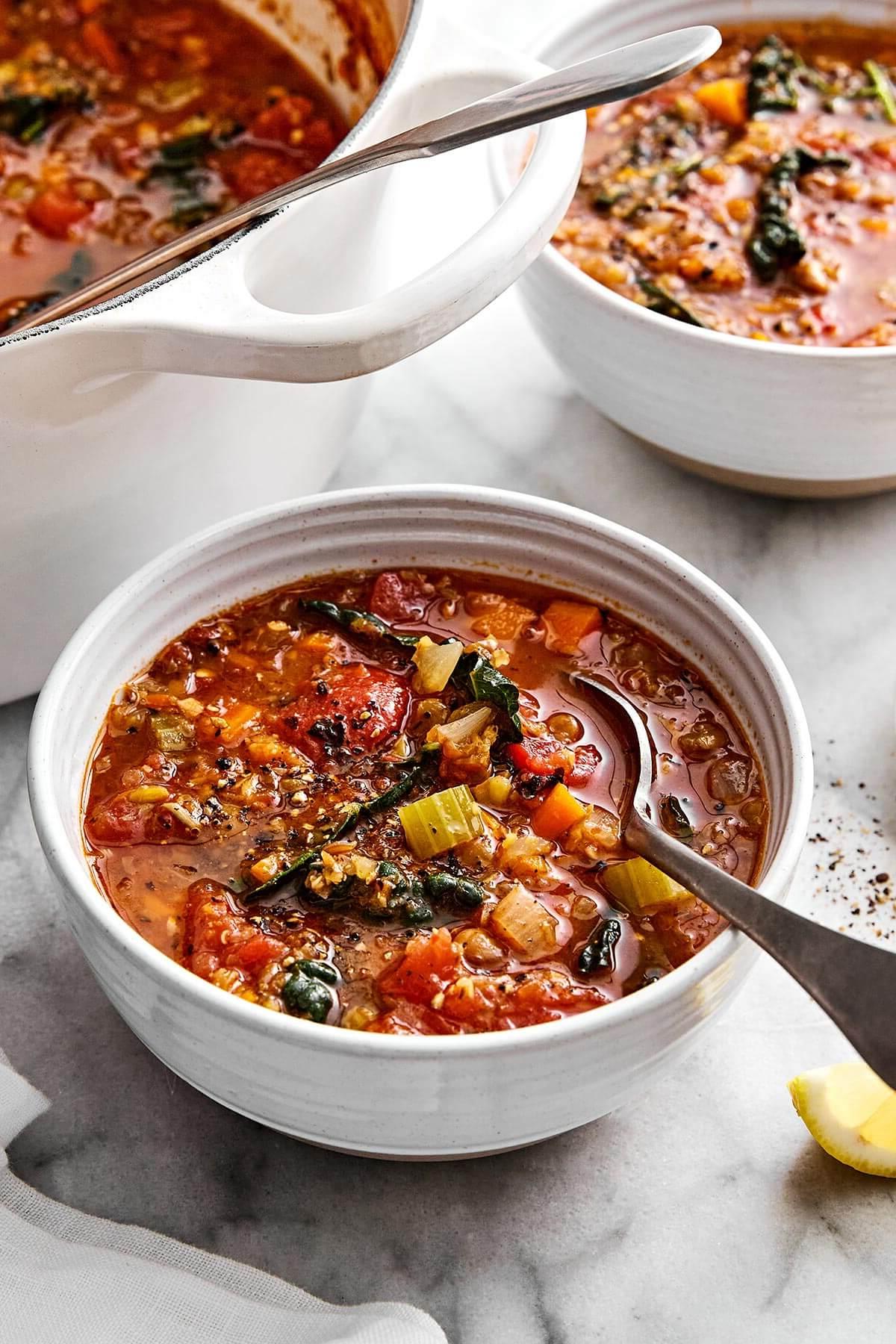 20+ Beste Suppenrezepte für Körper und Seele 5 Schalen mit mediterraner Linsensuppe.