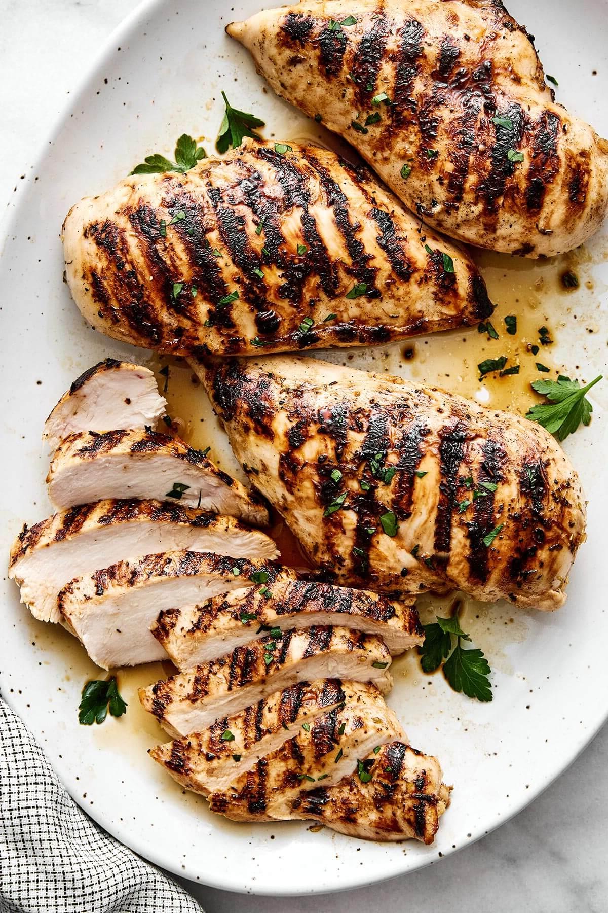 15+ einfache Grillrezepte für den Sommer 5 Geschnittenes Grillhähnchen auf einem Teller.