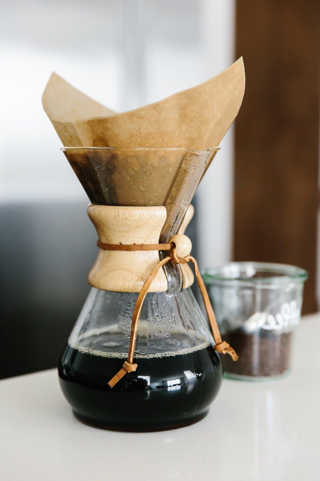 Kaffeezubereitung in Ihrer Chemex Kaffeemaschine ist einfach! Hier sind Schritt-für-Schritt-Anleitungen zusammen mit einem Tutorial-Video und Tipps zu Filtern und zur Reinigung Ihrer Chemex.