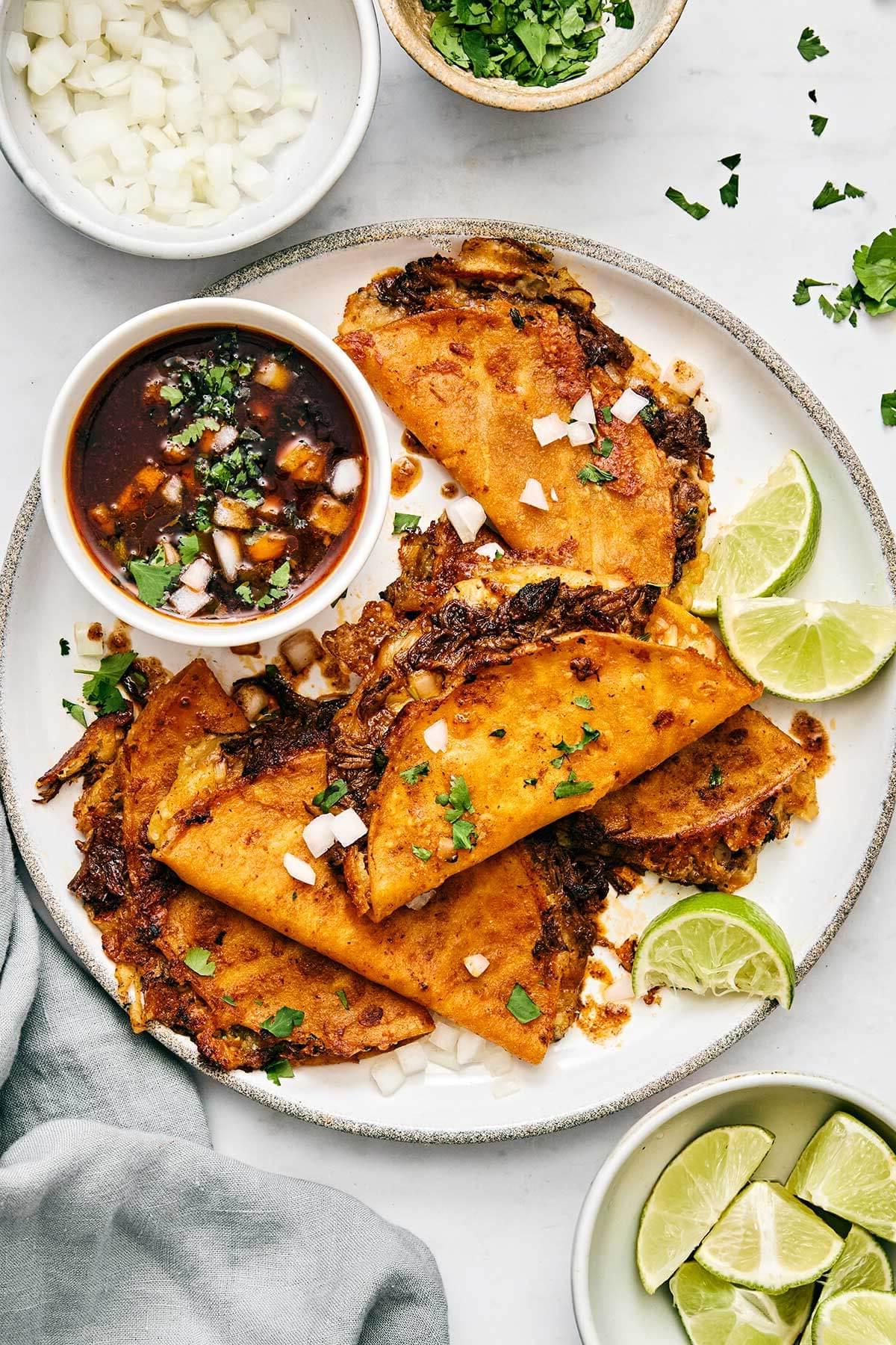 Top 10 Rezepte 2024 5 Birria Tacos auf einem Teller.