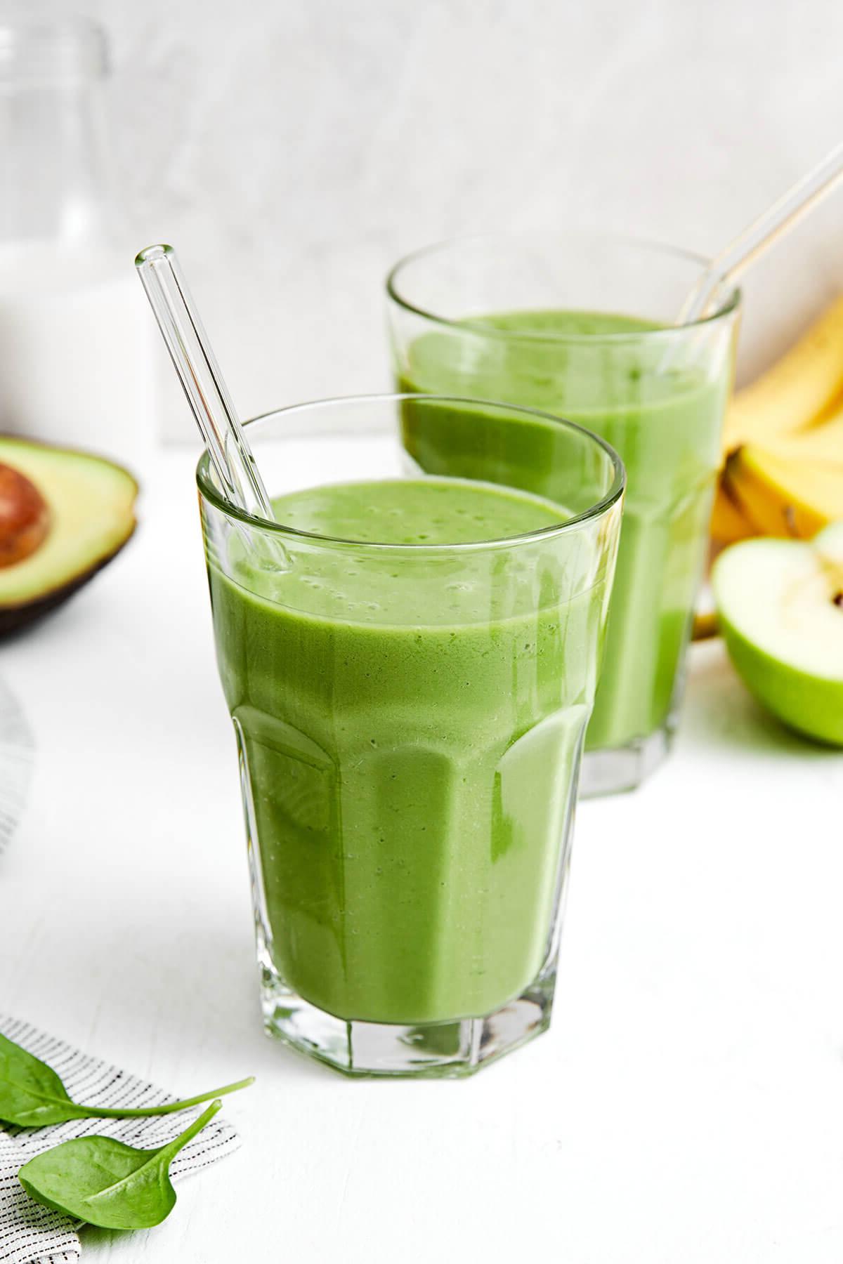 10+ Entzündungshemmende Getränke für mehr Wohlbefinden 5 Gläser mit grünem Smoothie.