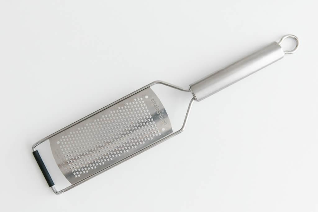 Ich stelle meine 8 liebsten und sehr nützlichen Küchenhelfer vor, die ich als unverzichtbar betrachte. Sie sind minimalistisch, einfach und werden Ihr Leben in der Küche erleichtern. Perfekt für eine minimalistische, organisierte und aufgeräumte Küche!