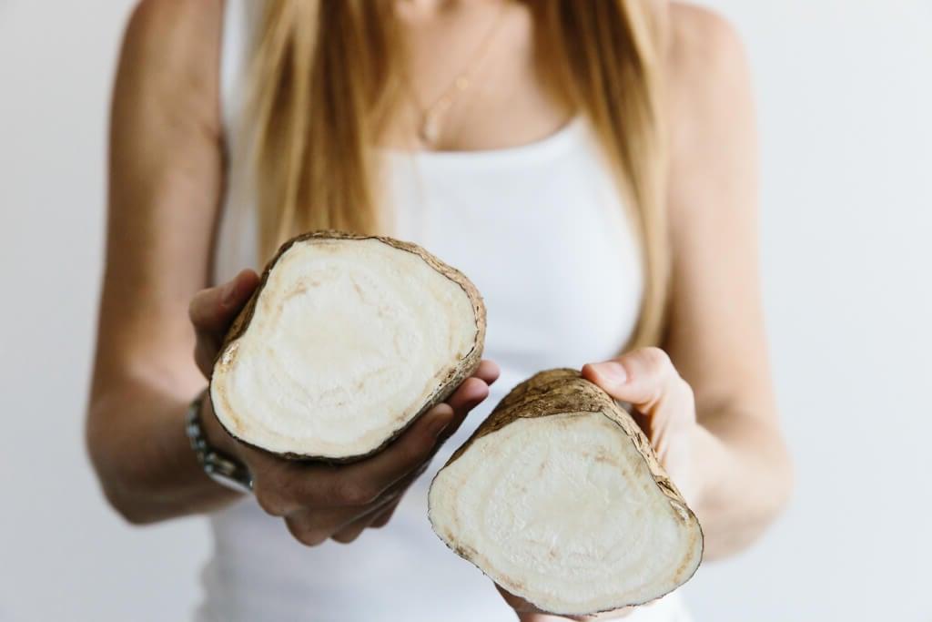 Pfeilwurzelpulver ist ein vielseitiges Verdickungsmittel und wird häufig in der glutenfreien und Paleo-Küche verwendet. Es hat viele gesundheitliche Vorteile.