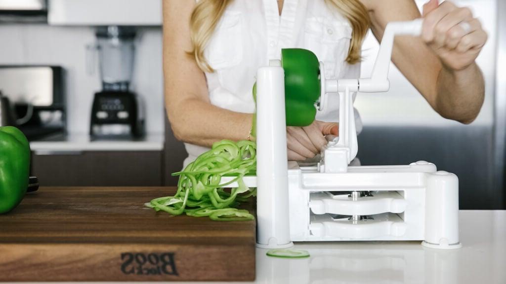 Der Spiralizer ist eines meiner Lieblingsküchengeräte. Hier sind meine bevorzugten Gemüsesorten zum Spiralisieren, Spiralizer-Tipps und Rezepte. Lernen Sie, wie man Paprika spiralisiert.